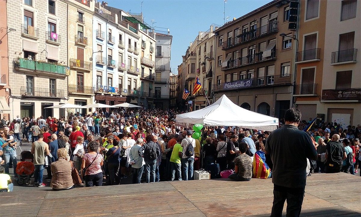 La plaça Major de Manresa plena de gent disposada a treballar