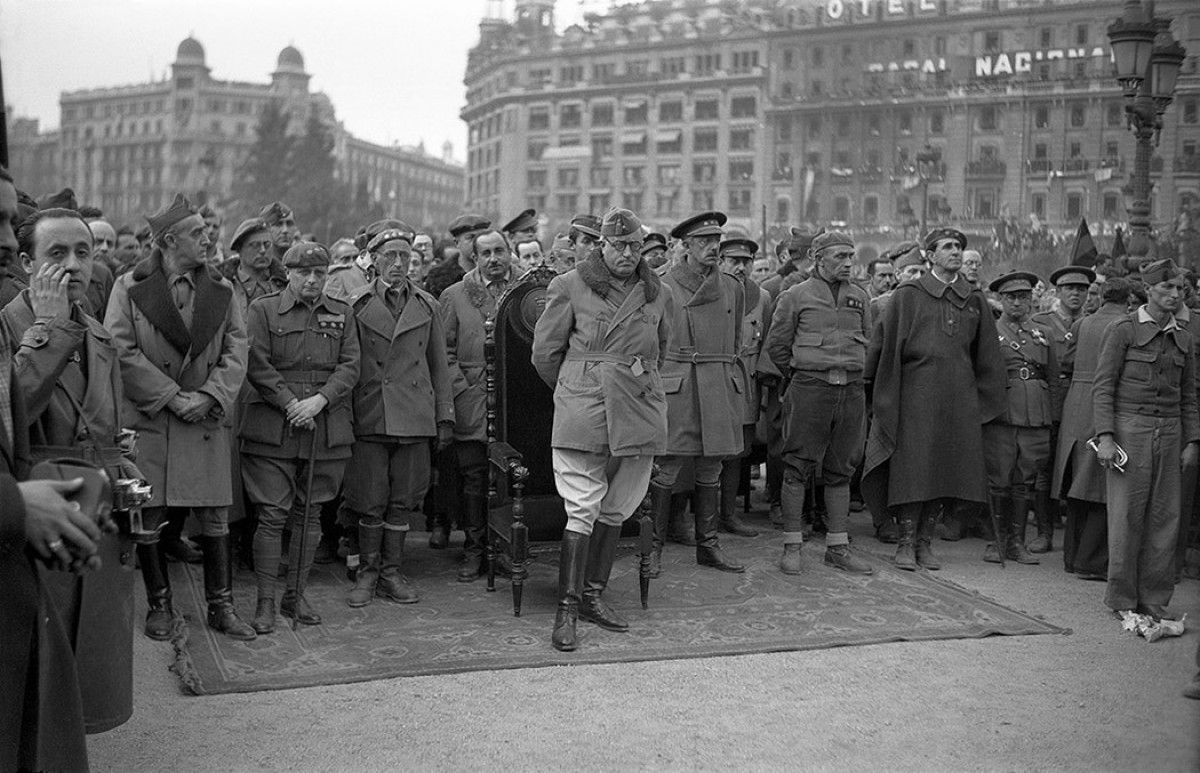 Missa 'de campanya' a la plaça de Catalunya de Barcelona presidida pel general Yagüe el 27 de gener de 1939