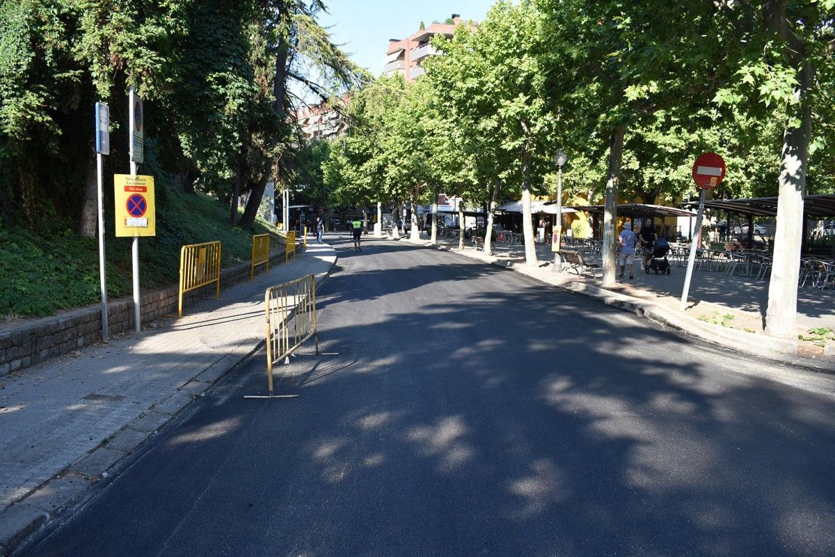 Treballs d'asfaltat al passeig Pere III amb plaça Espanya