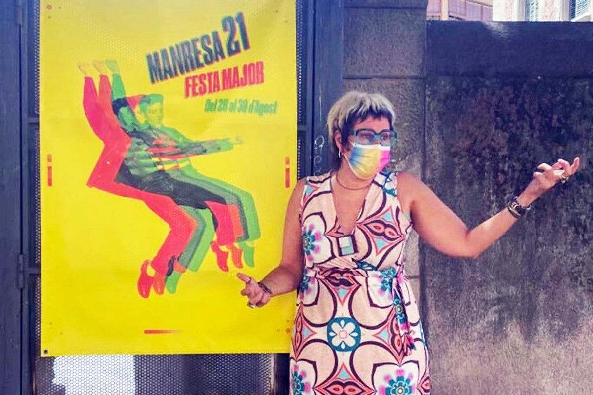 La regidora de Cultura, Anna Crespo, mostra el cartell de la Festa Major 2021