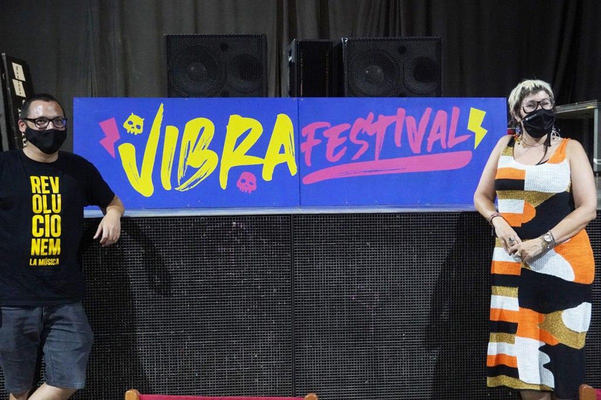 Dani Castellano i Anna Crespo amb el cartell del Vibra Festival