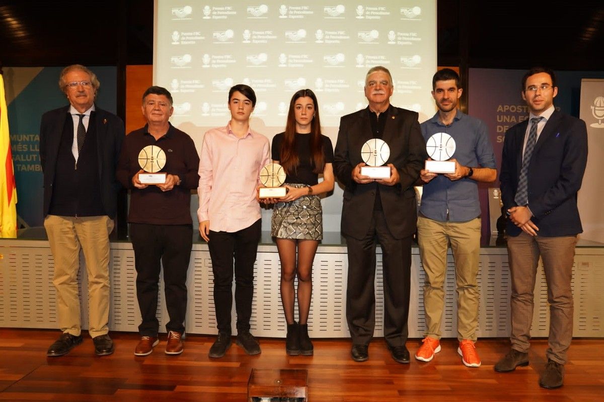 Els fills de Joan Antoni Lozano, Jan i Judit, tercer i quarta per l'esquerra, amb el premi