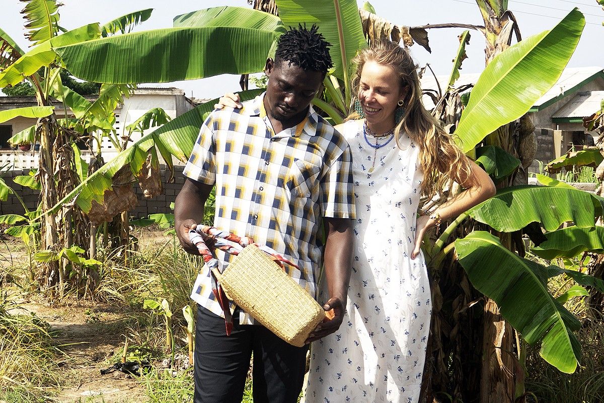 La santjoanenca Maria Bernat amb Mickael, amb una bossa creada pels artesans de Ghana