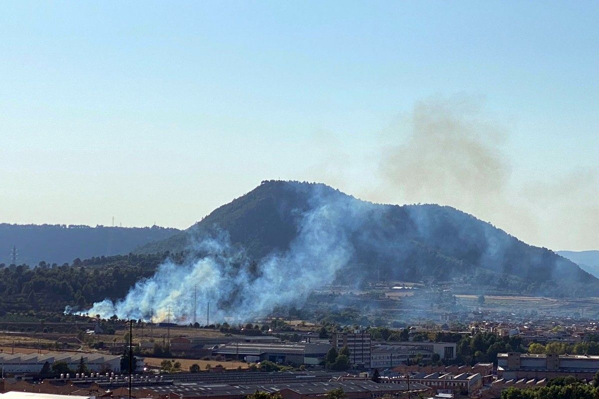 Columna de fum de l'incendi, visible des de Manresa