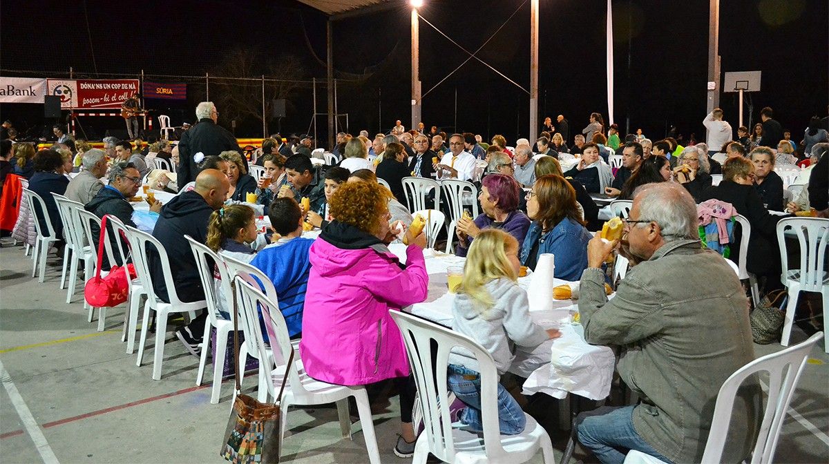 Vista parcial de les persones participants en la 5a Festa Solidària de Súria, celebrada a les Pistes de l'Escorxador