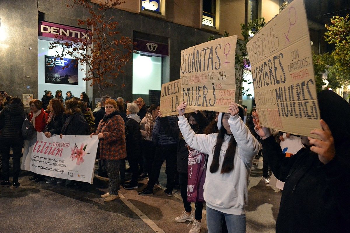 Manifestació del Dia internacional contra la violència envers les dones a Manresa
