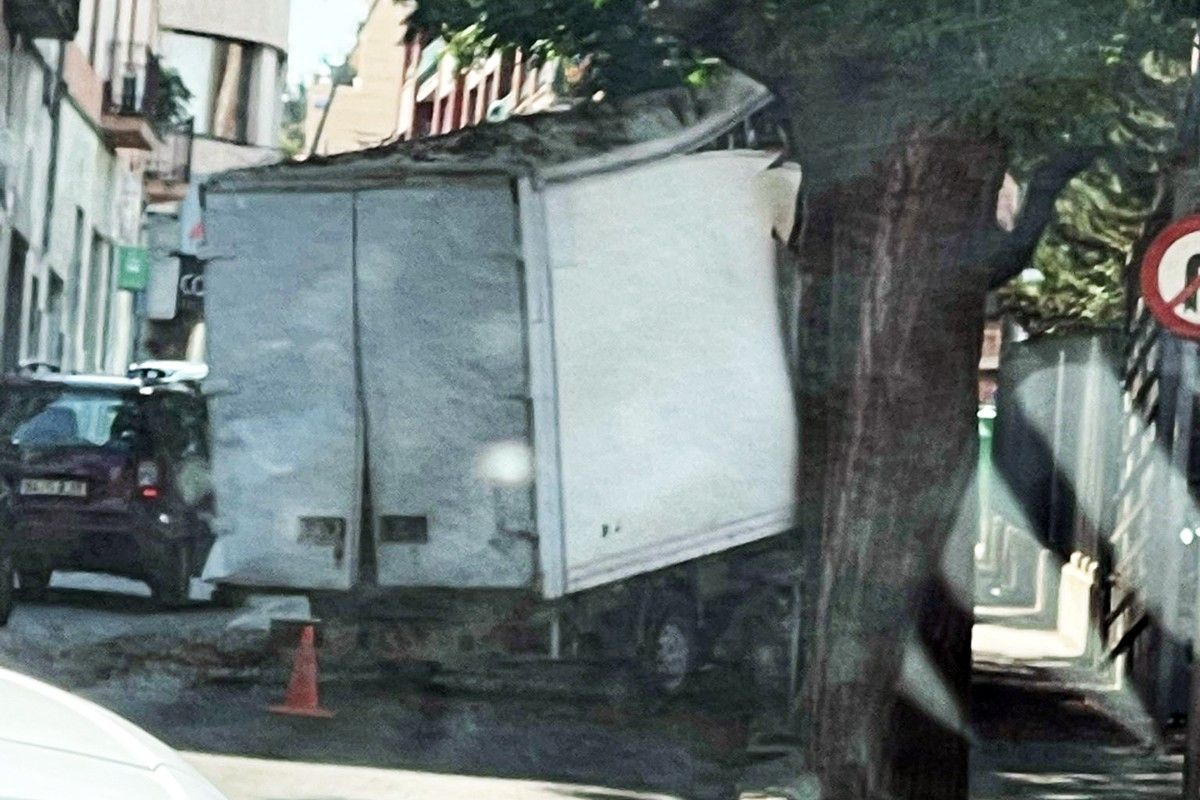 El camió accidentat al carrer Joan XXIII de Manresa