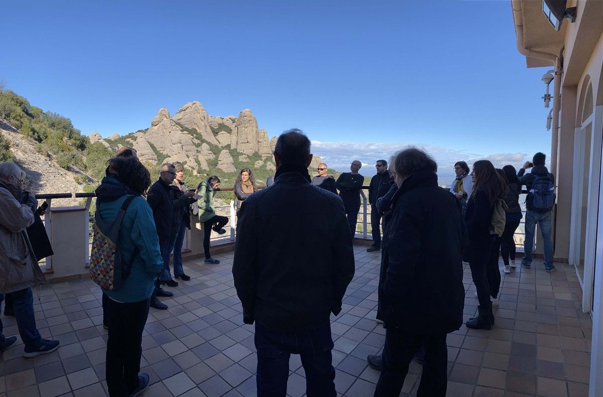Alcaldes i regidors durant la visita a Montserrat
