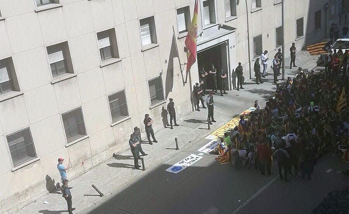 Estudiants manifestant-se davant la caserna de la Guàrdia Civil