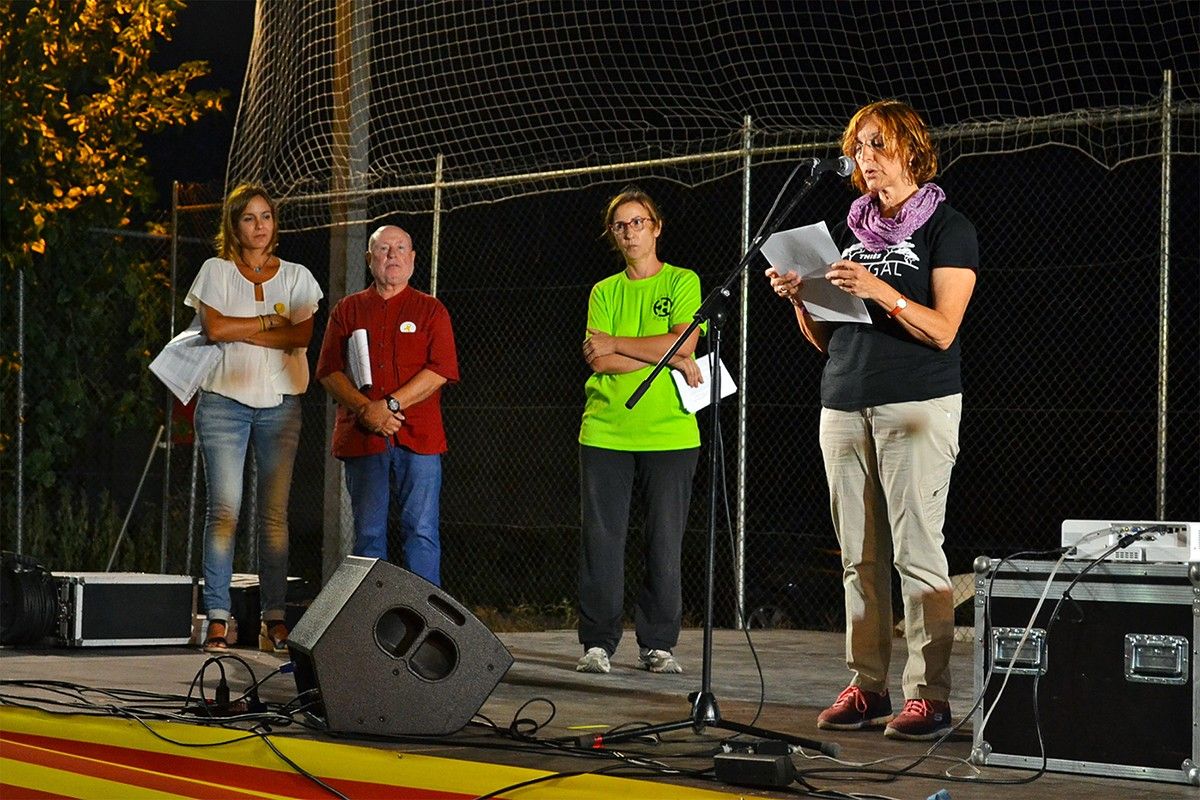 Puri Travé, parla durant la 6a Festa Solidària de Súria, al costat de la regidora de Benestar Social i dels presentadors de l'acte