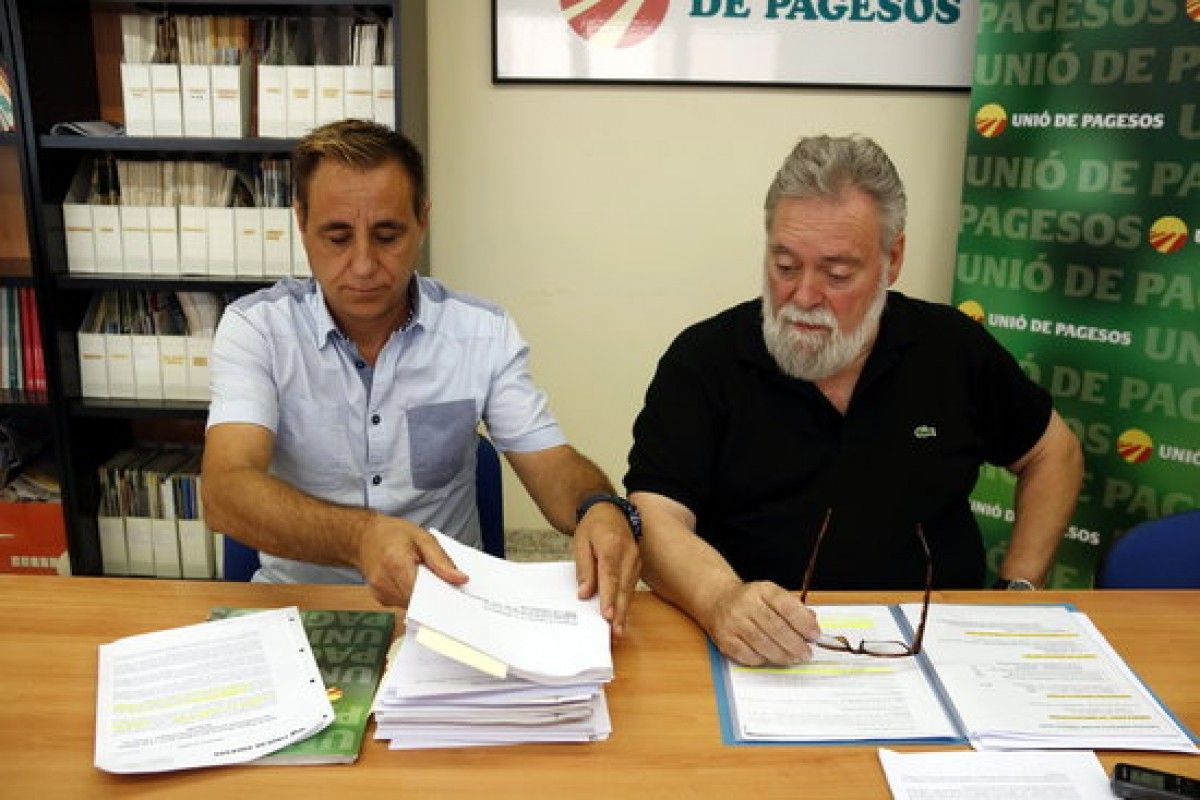 Els integrants d'Unió de Pagesos Josep Guitart i Joan Casajoana consulten documentació relacionada amb les immatriculacions del bisbat de Vic i de Solsona. 26 de setembre de 2018