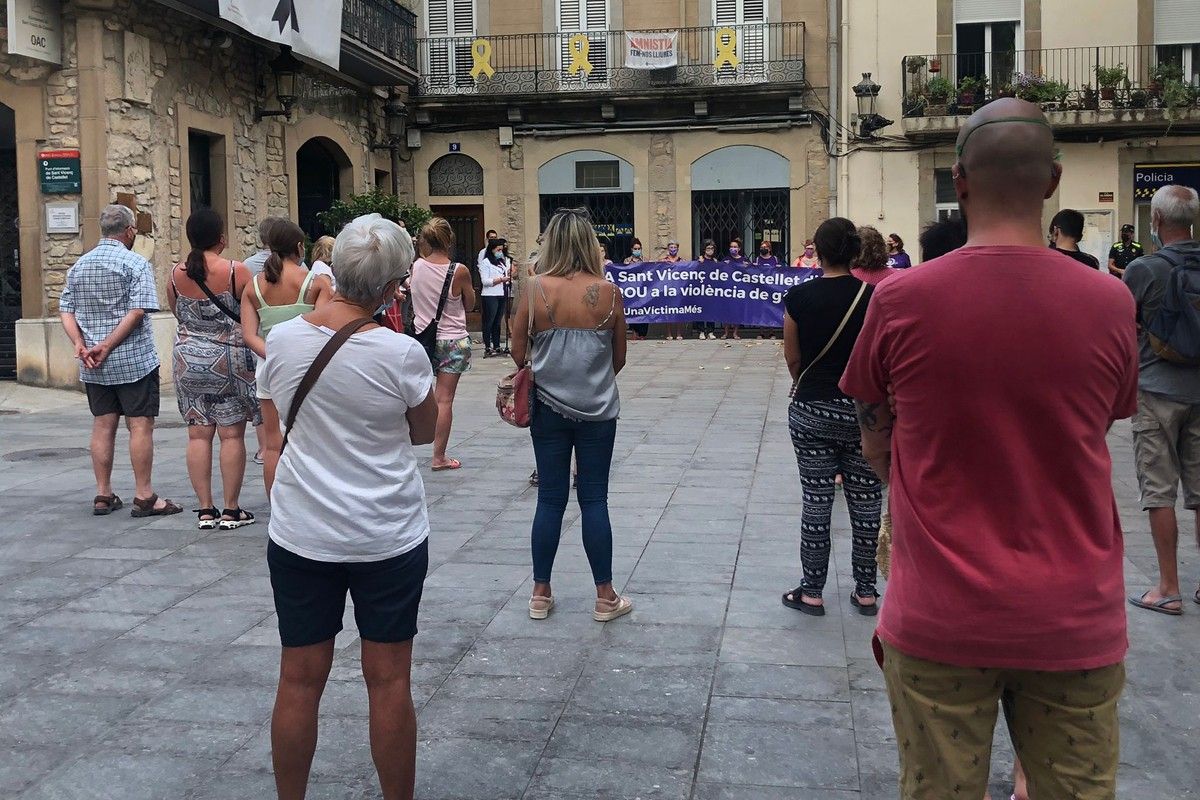 Minut de silenci a la plaça de l'Ajuntament de Sant Vicenç de Castellet