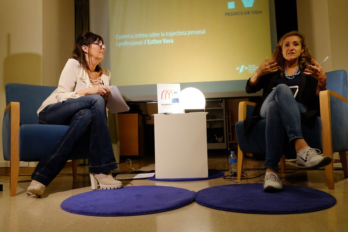 Joana Tubau i Esther Vera, durant la conversa a la Biblioteca del Casino
