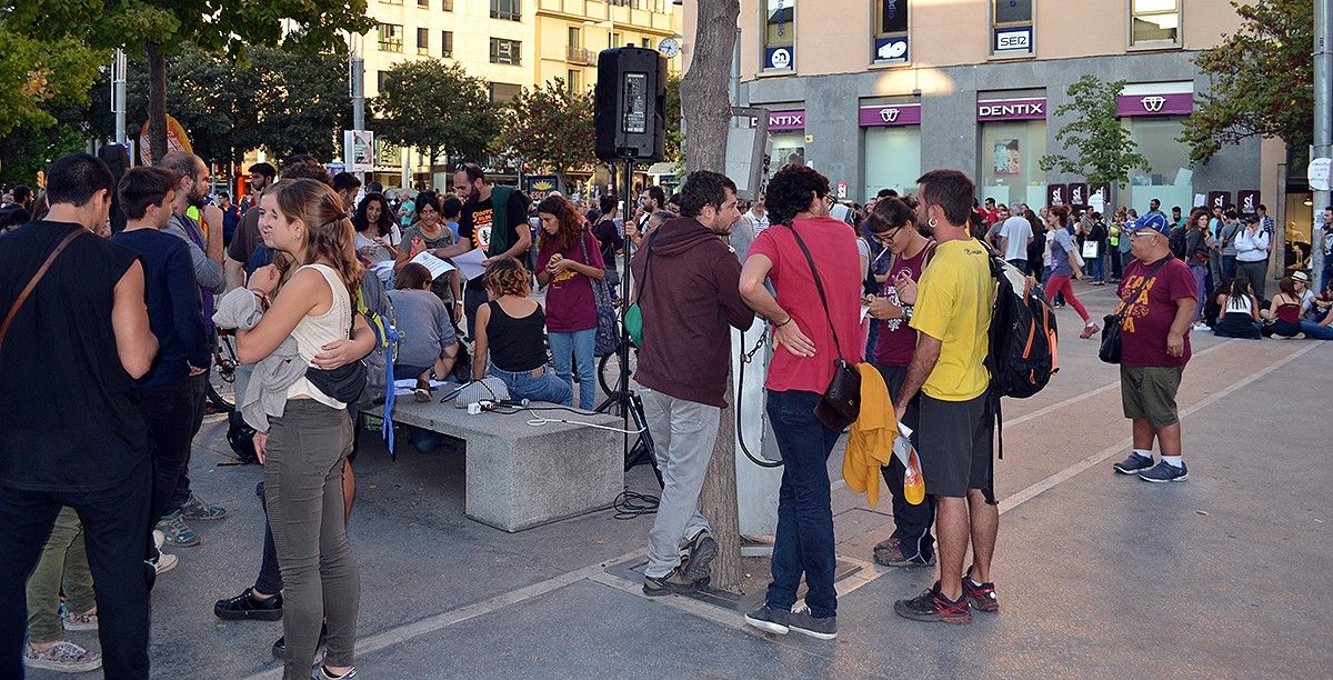 La plaça de Sant Domènec ha estat un bullici de voluntaris organitzant-se per cobrir les seus dels col·legis