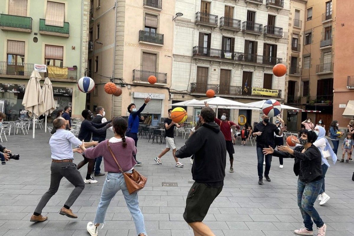 Sessió de Basket Beat a la plaça Major de Manresa