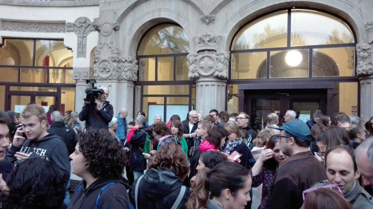 Una munió de gent s'agrupa a l'entorn de l'institut Lluís de Peguera