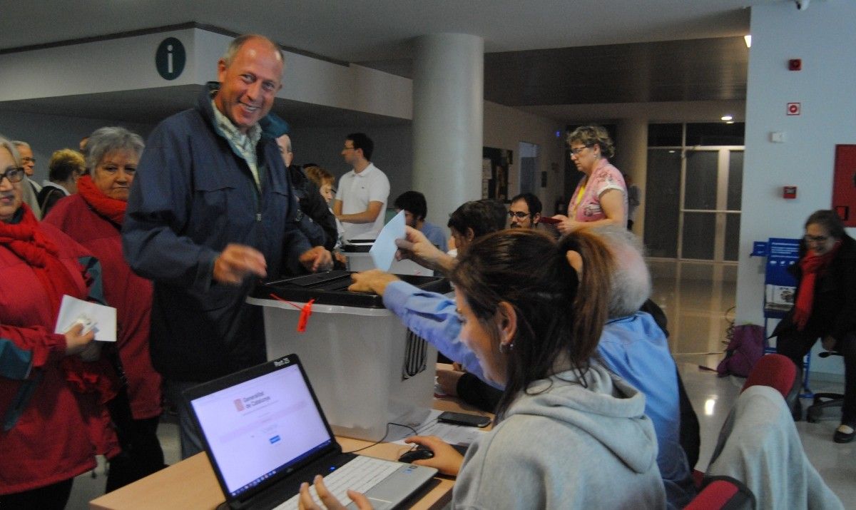 Un manresà dipositant el seu vot en una de les urnes de la FUB