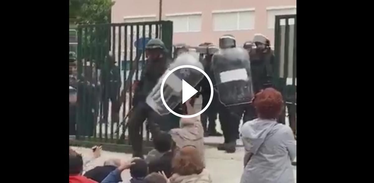 VÍDEO La Policia Nacional tira per terra un avi a Callús