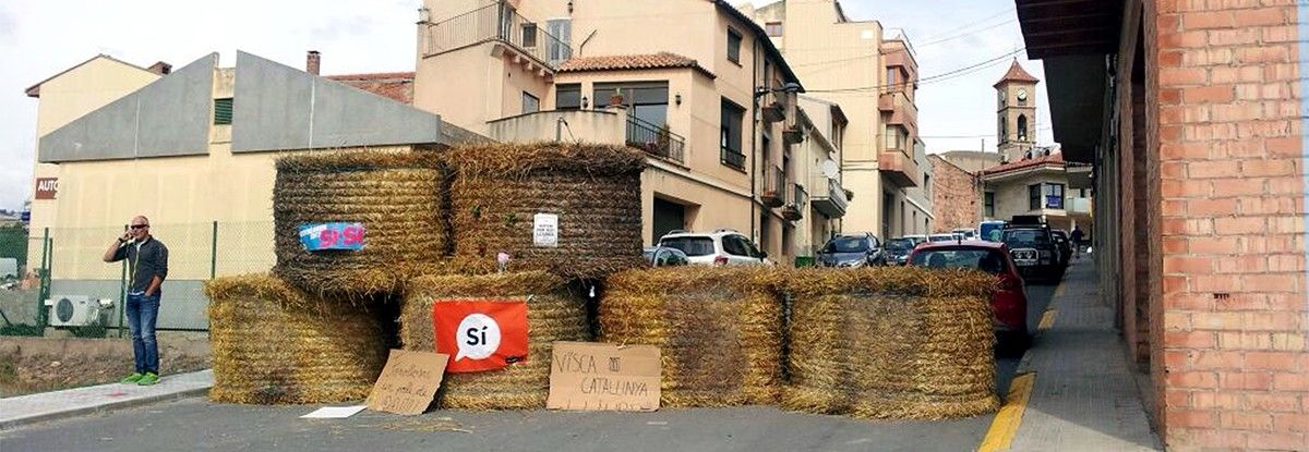 Imatge de les barricades amb bales de palla que han fet al municipi de Fonollosa
