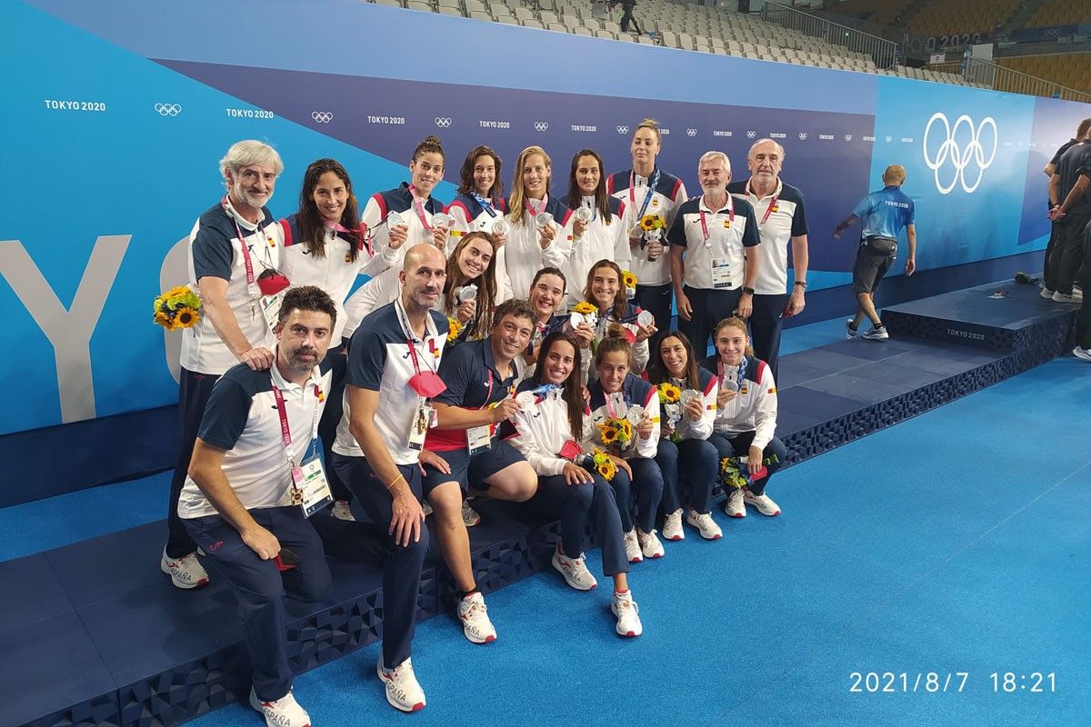 La selecció espanyola femenina de waterpolo amb alguns membres manresans