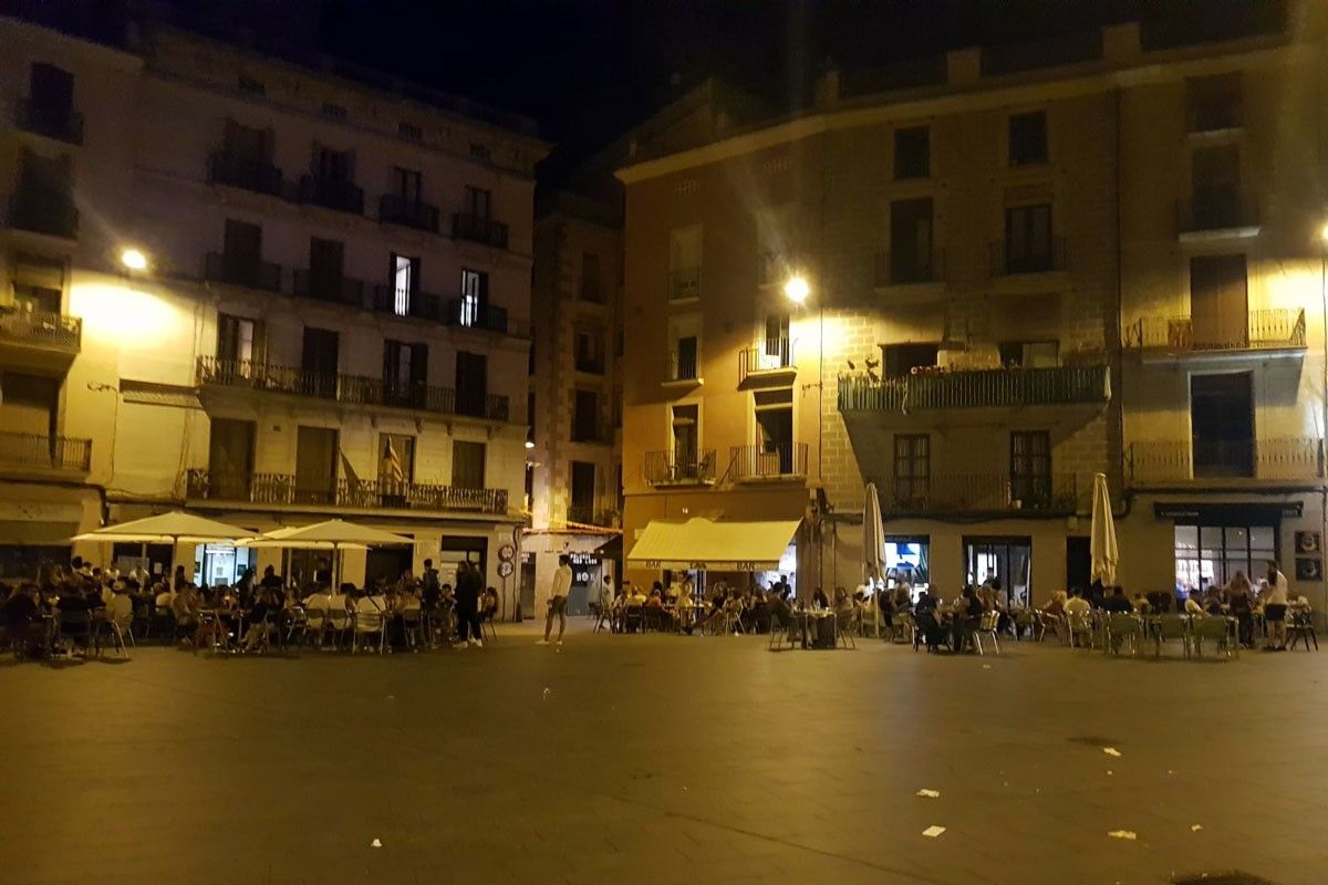 La plaça Major amb les terrasses plenes de gent poc després de la baralla