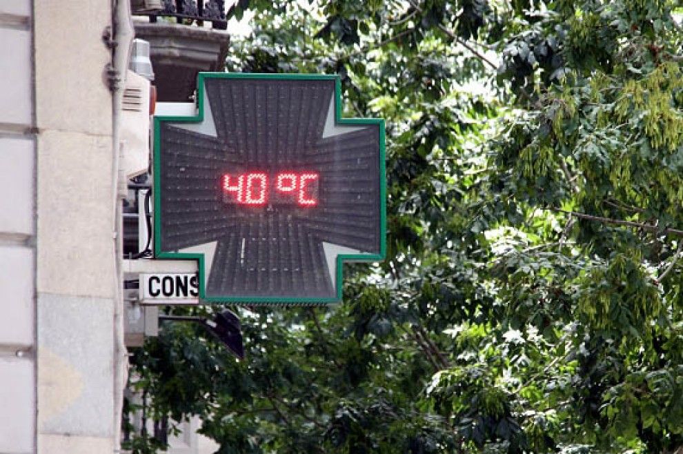 Un termòmetre del centre de Girona marcant 40 graus, en una imatge d'arxiu