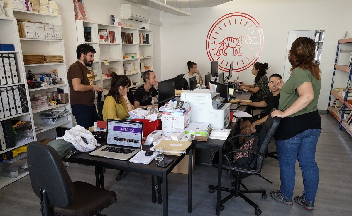 Imatge dels treballadors i treballadores de la cooperativa Cultura21, a l'oficina