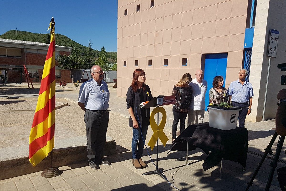 Acte institucional davant l'Ajuntament de Callús amb la presència d'Alba Camps