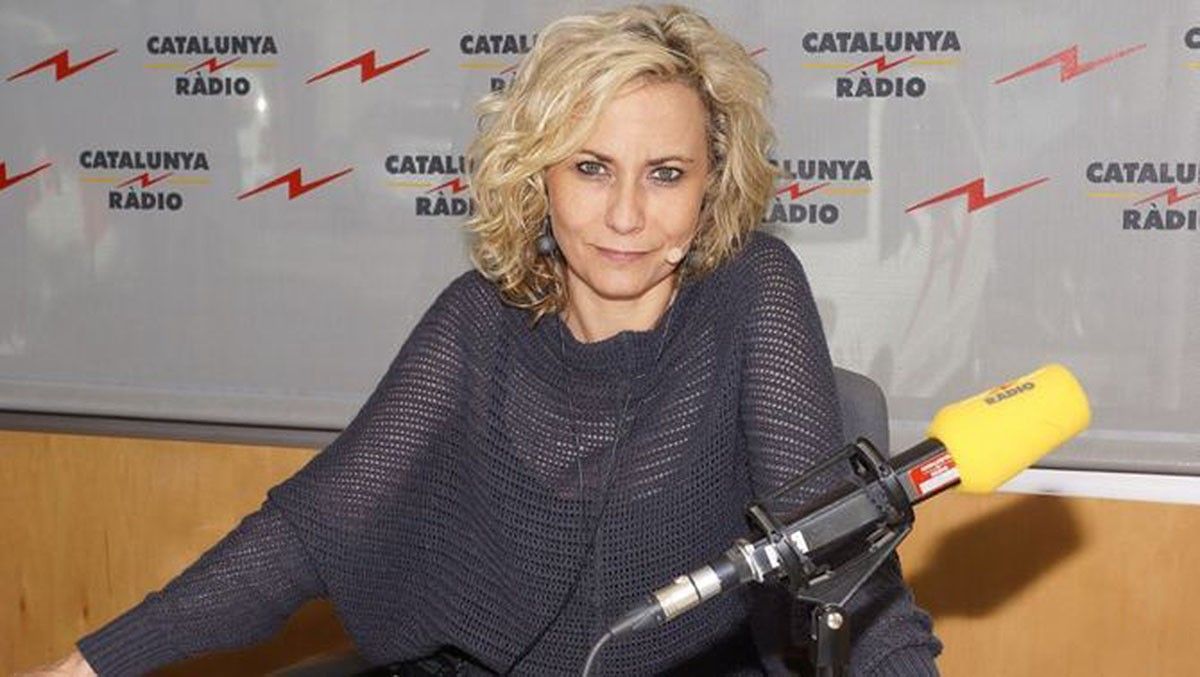 Mònica Terribas als estudis de Catalunya Ràdio