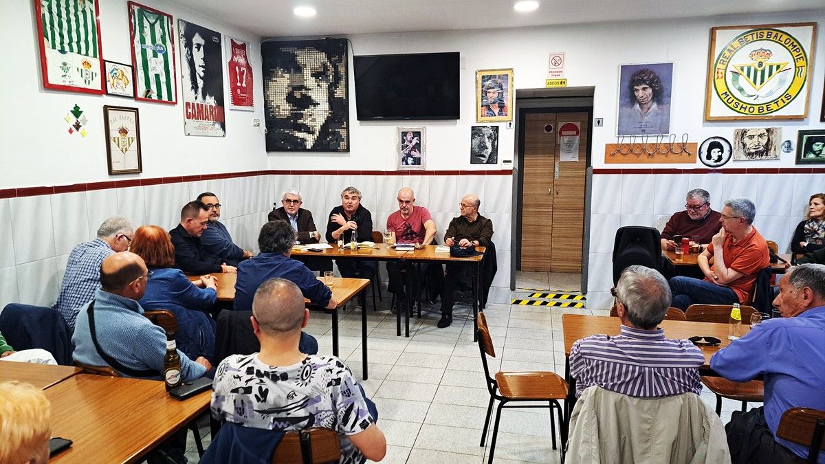 Xavier Gual, Oriol Pérez, Albert Soler i Lluís Cabrera durant la presentació del llibre al Zamora