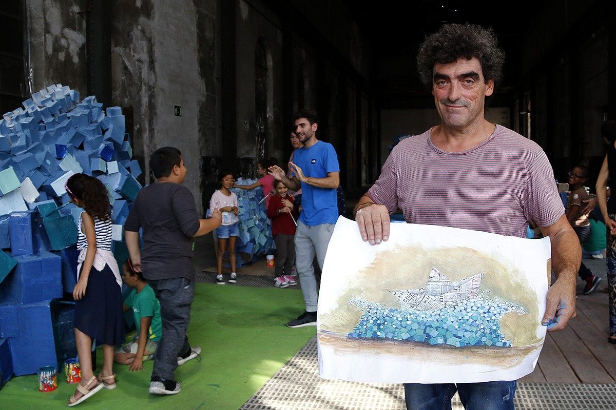 Txema Rico amb una pintura de la falla que ha creat per clausurar la Mediterrània