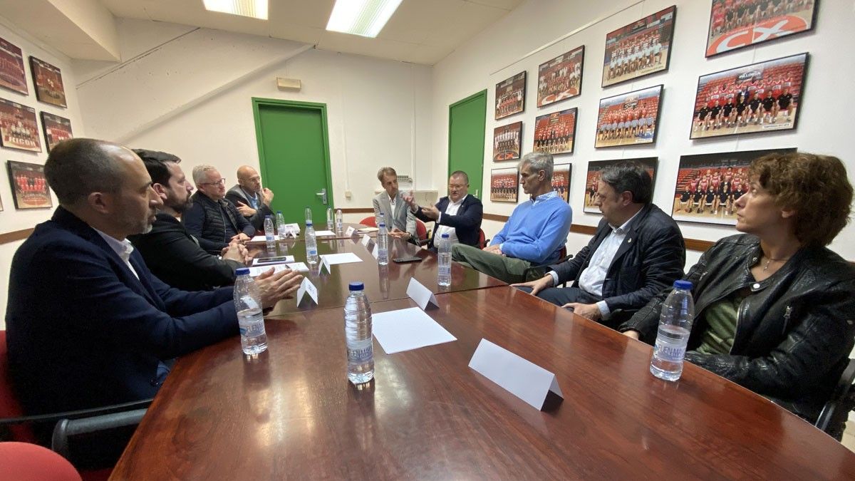 Reunió d'Antonio Martín amb membres del Bàsquet Manresa i l'Ajuntament