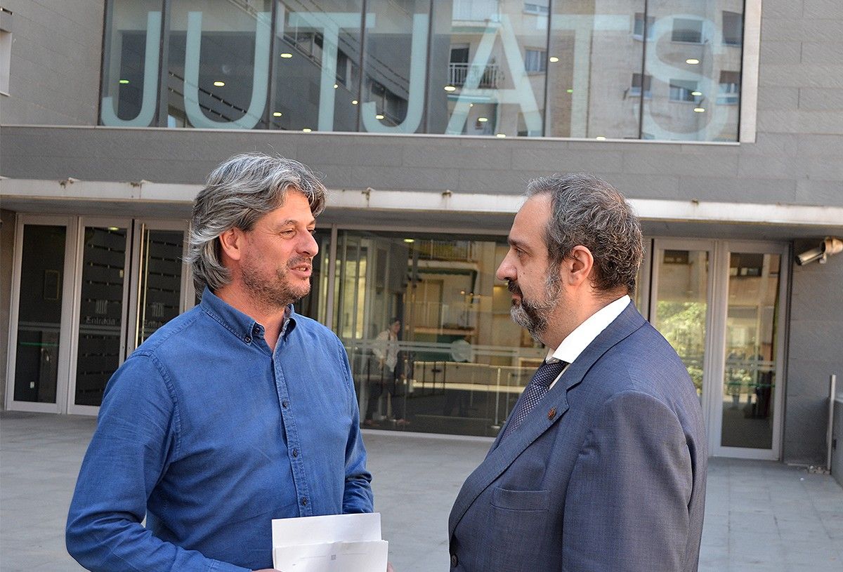 L'alcalde de Moià, Dionís Guiteras, parla amb l'advocat Abel Pié a la sortida dels jutjats de Manresa