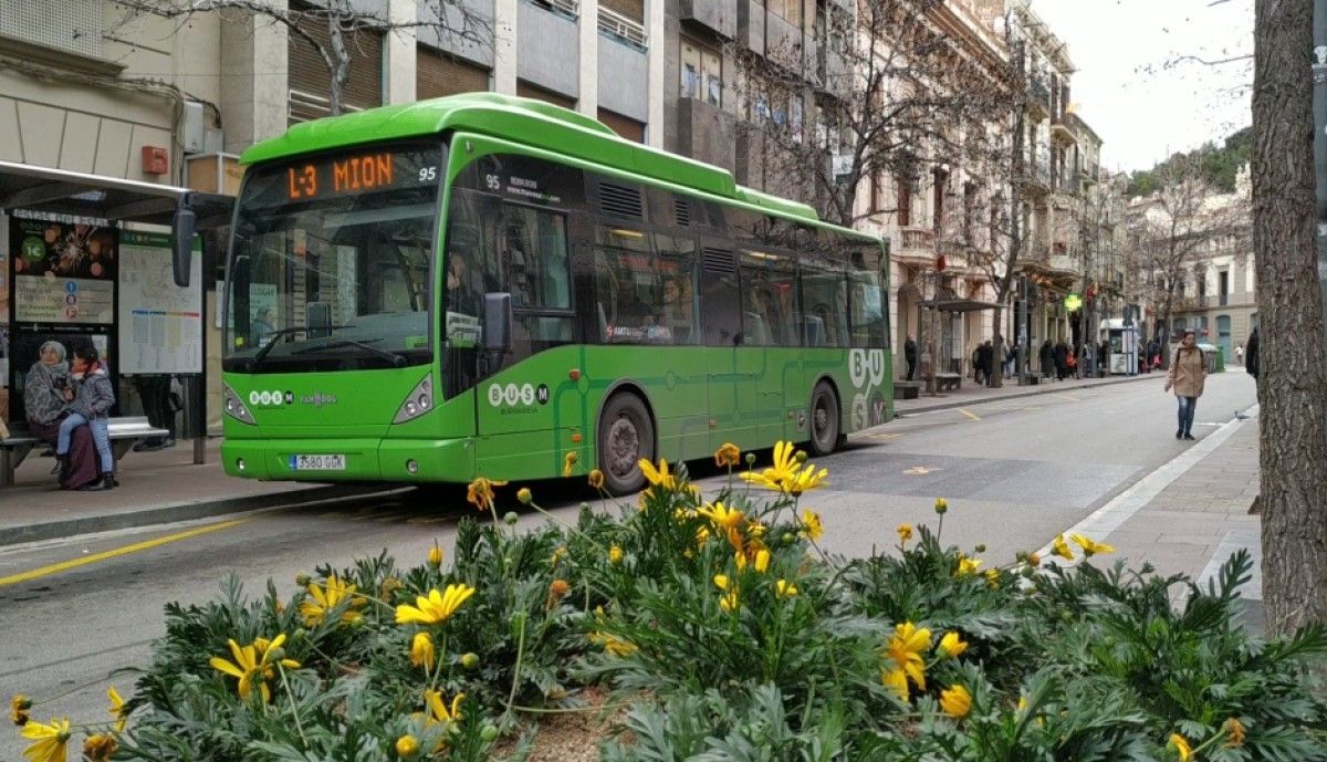 Un autobús al carrer Guimerà