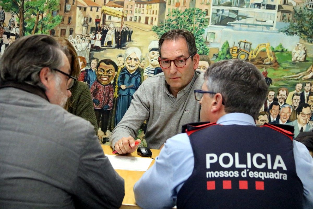 L'alcalde de Sant Fruitós de Bages, Joan Carles Batanés, durant la reunió amb les forces de seguretat