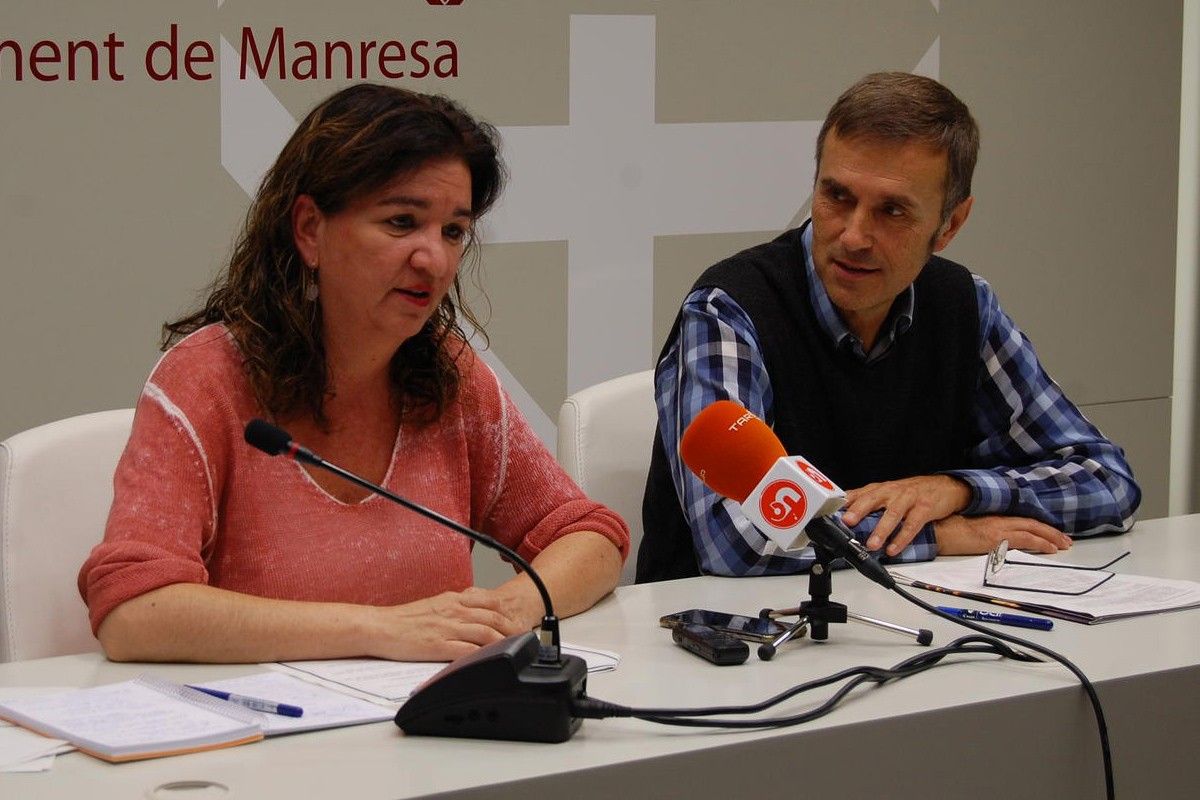 La regidora Àngels Santolària i el regidor Joan Calmet durant la roda de premsa