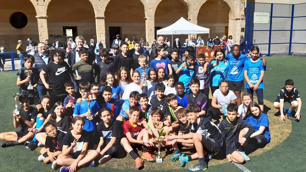 Foto de grup dels participants al Torneig Escolar de Futbol Sortiu i Gaudiu