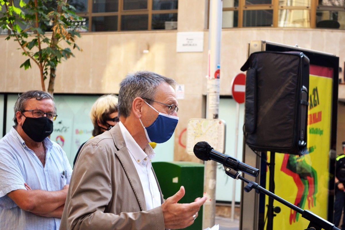 El president de Memorial Democràtic, Jordi Font, amb la nova placa al fons