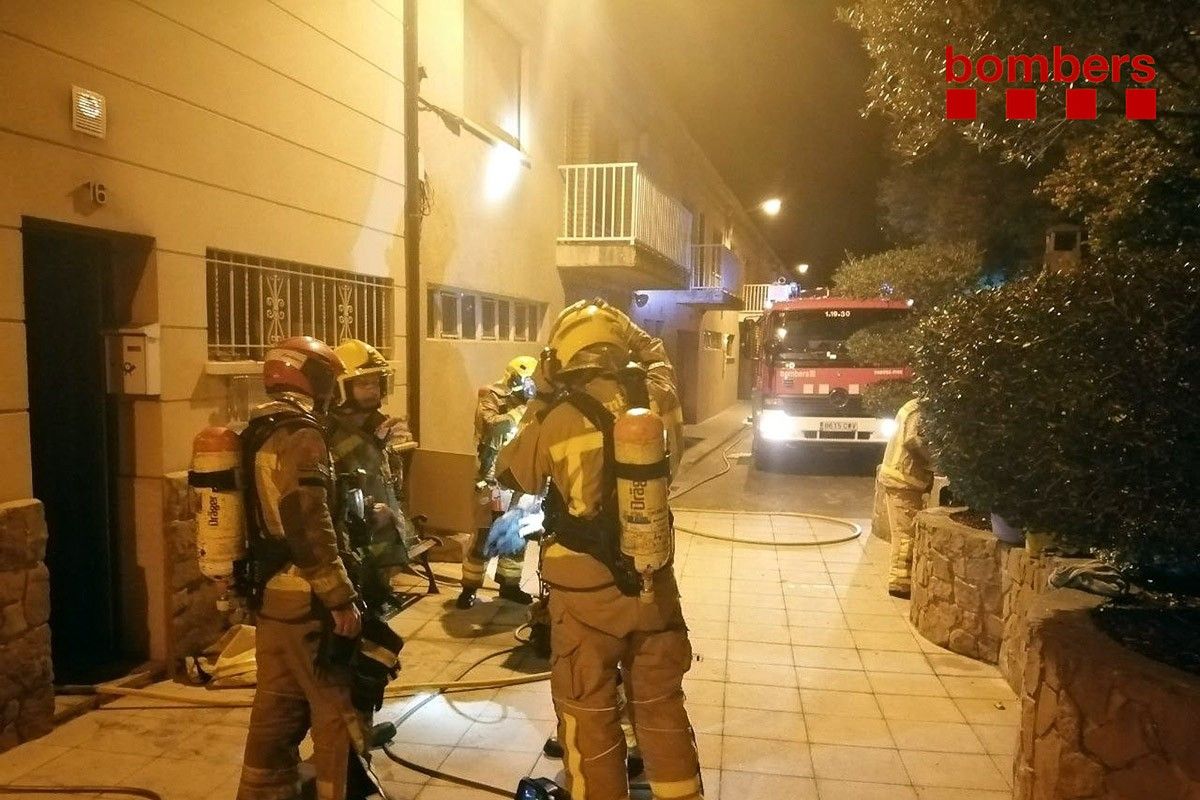 Els bombers treballant en l'extinció del foc a un habitatge de Cardona