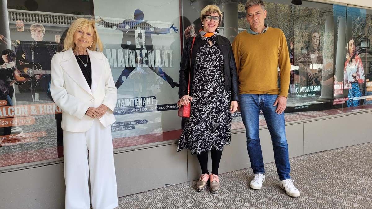 Anna Rotllan, Anna Crespo i Jordi Basomba, davant del cartell del Kursaal que anuncia l'espectacle central de la Francophonie
