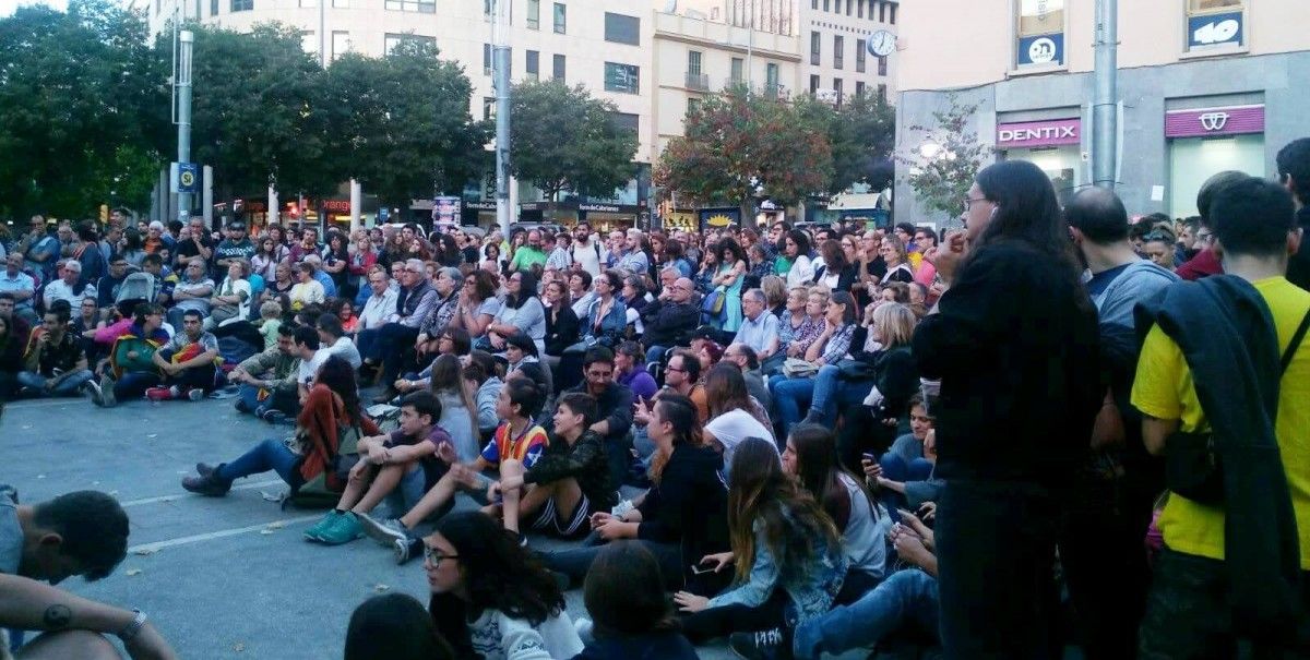 Unes 800 persones van seguir en directe el discurs de Puigdemont, a la Sant Domènec