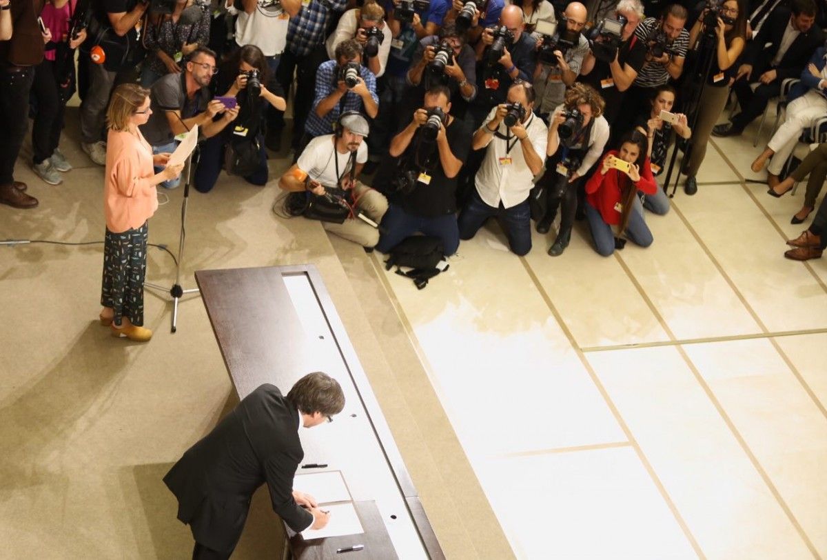 Carles Puigdemont signa la declaració de la independència