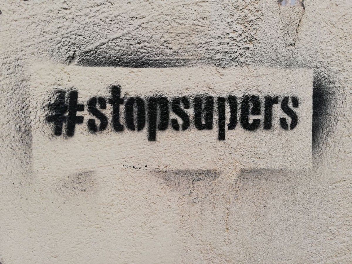 Arran ha començat a fer pintades amb el hashtag #StopSupers