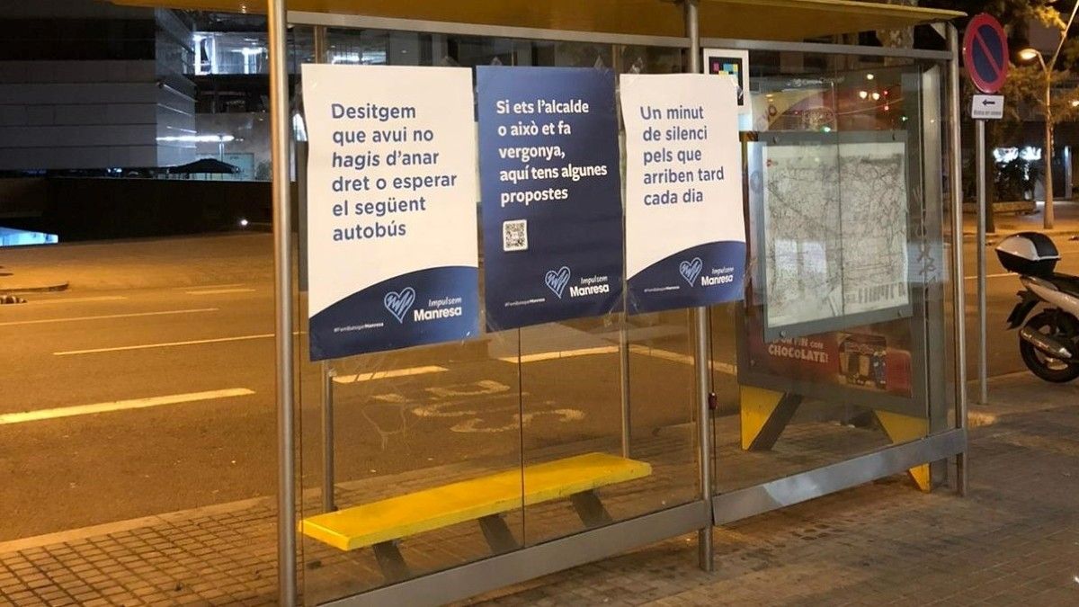 Una parada d'autobús de Barcelona amb els cartells d'Impulsem