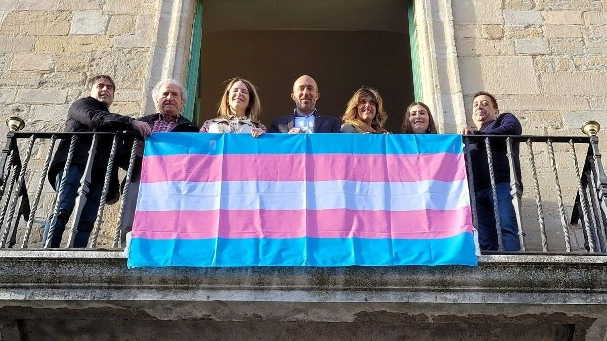 Representants de tots els partits polítics de l'Ajuntament de Manresa amb la bandera trans