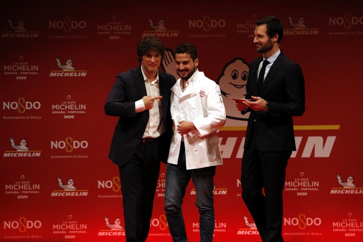 Jordi Cruz, a l'esquerra, recollint la segona estrella Michelin pel restaurant Angle