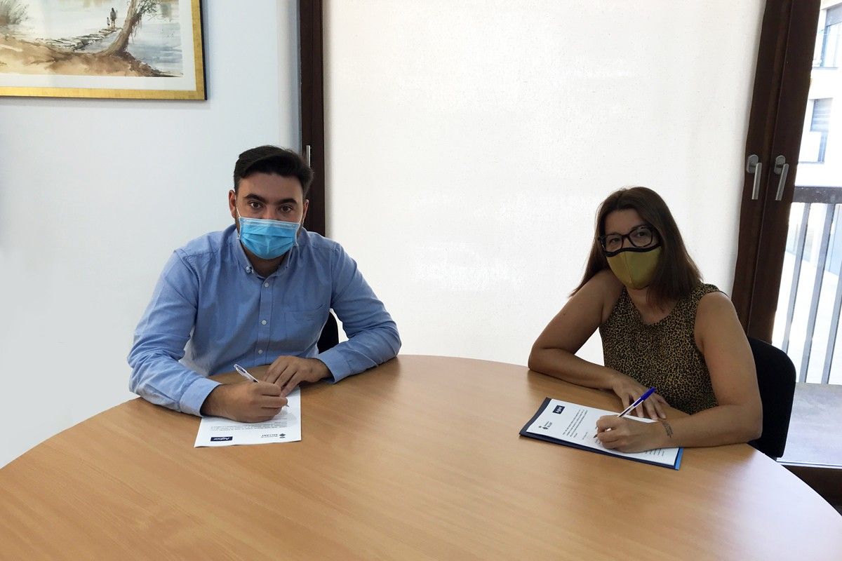 Oriol Ribalta i Esther Guirado durant la signatura del conveni