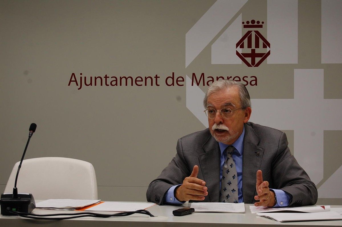 El regidor d'Hisenda Josep Maria Sala, explicant en roda de premsa les ordenances fiscals i les taxes per a 2019