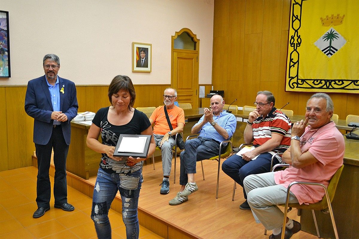 La presidenta del Centre Excursionista, Francisca Quílez, mostra la placa de reconeixement de la FEEC