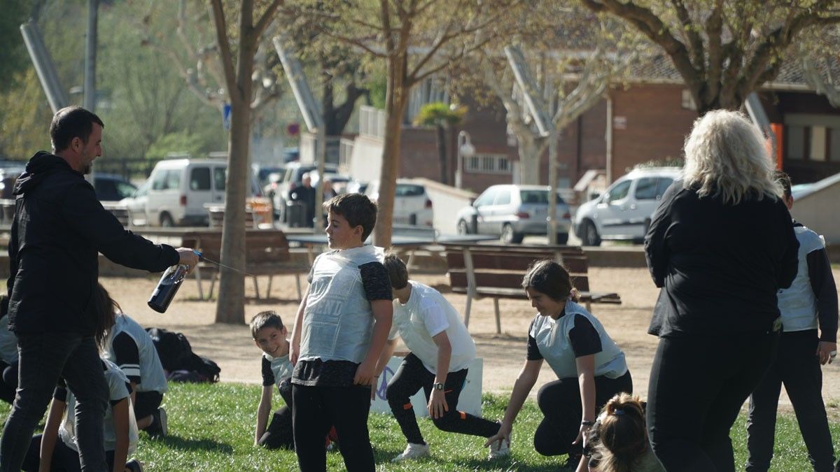 Alumnes de l'Escola Ametllers fent una acció performativa al Parc Catalunya